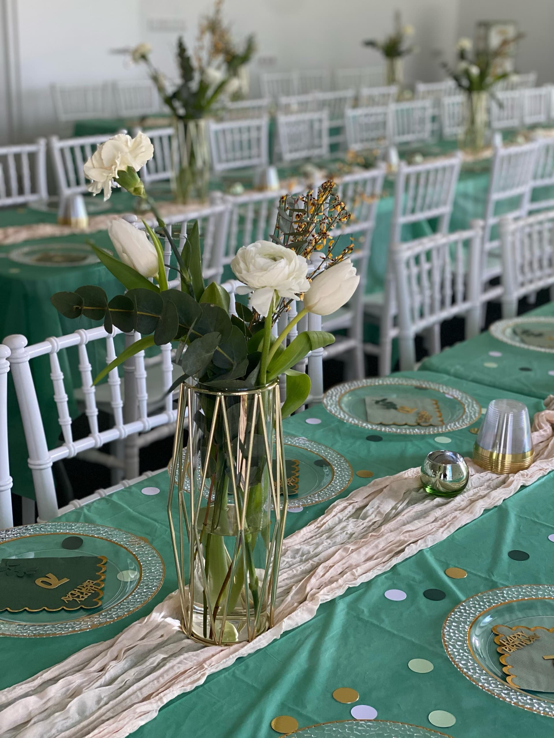 Festlich gedeckte Tische mit weißen Blumen in unserer Eventlocation